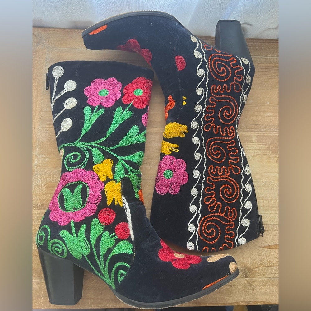 Suzani Embroidered Cowboy Boots In Black Floral Size 39 - Picture 3 of 10